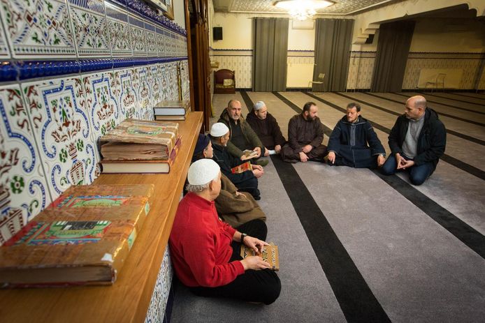 Gebedstijden en de Structuur van Dagelijkse Gebeden in de Moskee